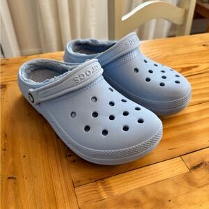 CROCS Fleece lined baby blue. Women’s size 9. EUC.